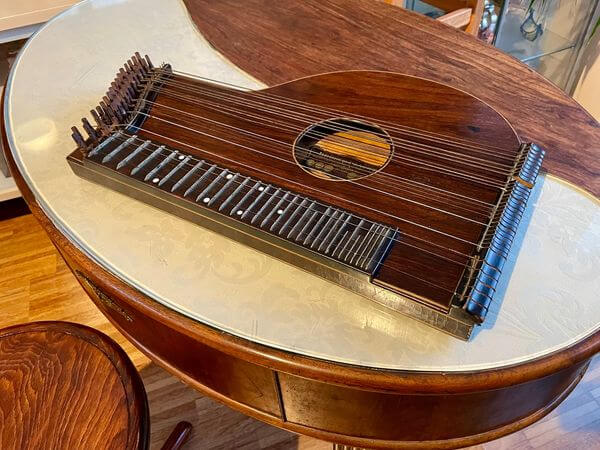 Starožitná klavírní stolička Fischel