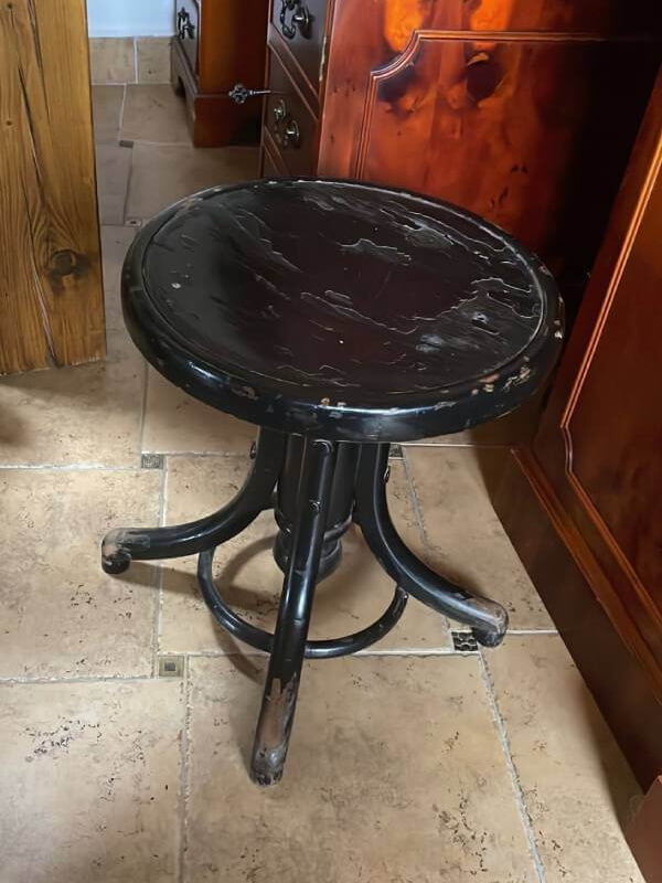 Klavírní židle před renovac