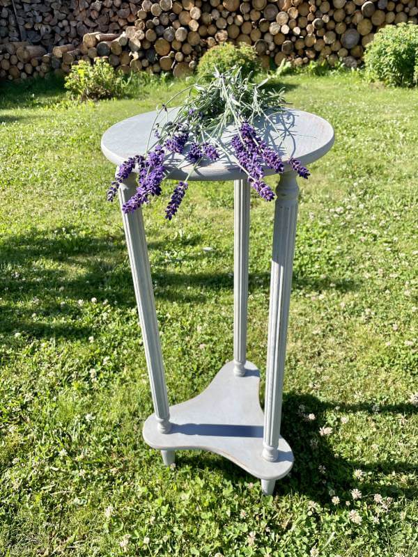 Květinový stolek s patinou