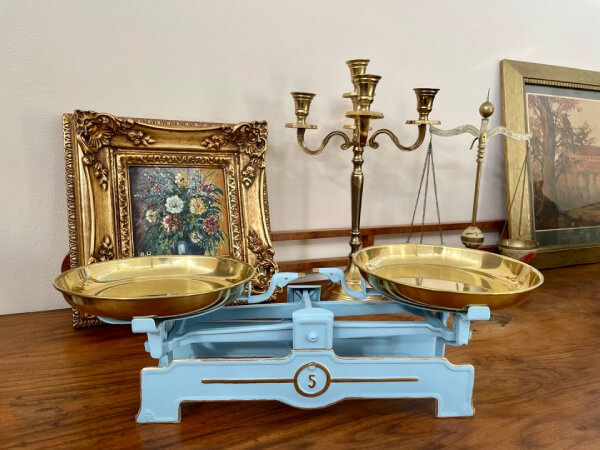 starožitné váhy po renovaci