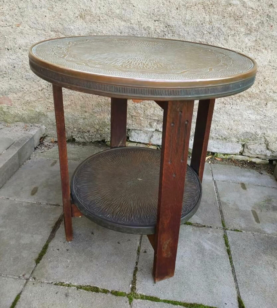 kuracky stolek s mosaznymi deskamo